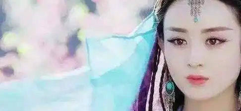 古装紫衣女子:紫萱冷艳脱俗,殷素素雷厉风行,她颜值不