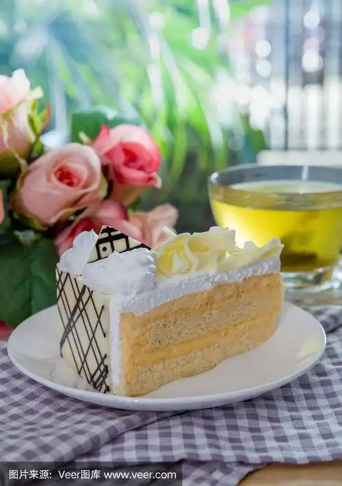 白巧克力蛋糕在白色盘子-特写