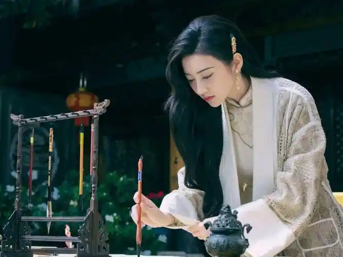 原创司藤中景甜28套旗袍造型霸气女王万种时尚实力演绎人间富贵花