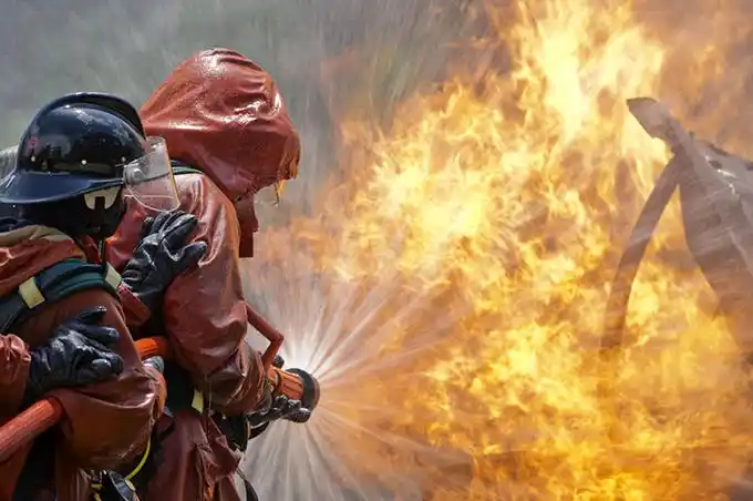 救火的消防员高清摄影图片