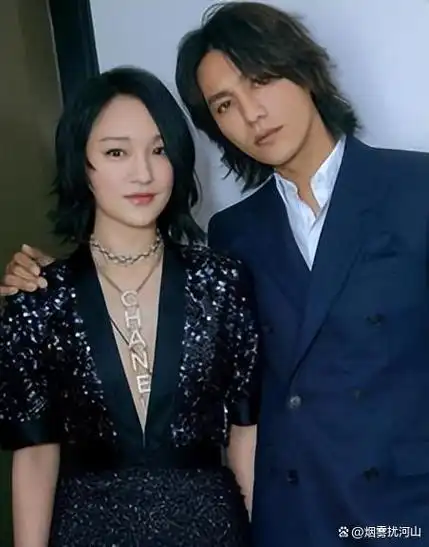 这一次,陈坤和周迅领的传言闹的沸沸扬扬之时,周迅和陈坤均未对外回应