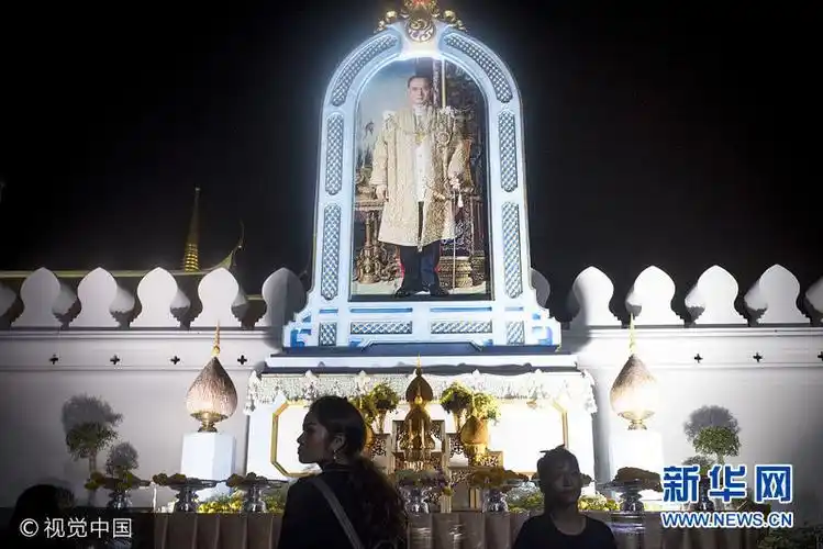 泰国先王普密蓬火葬礼持续民众着素衣悼念组图