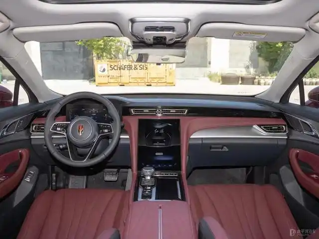 92米的新红旗h5在空间上几乎完美.即使前排座椅调到作者的"身高1.