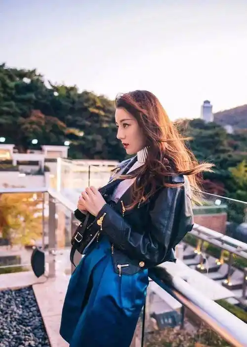 迪丽热巴韩国走秀惊艳全场,韩媒评价:人偶都没有的另类美貌_都能_修过