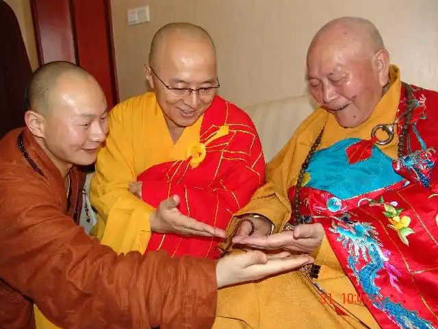 一打听,啊,是某个老和尚教的,然后给我师父一张大字报写在最热闹的