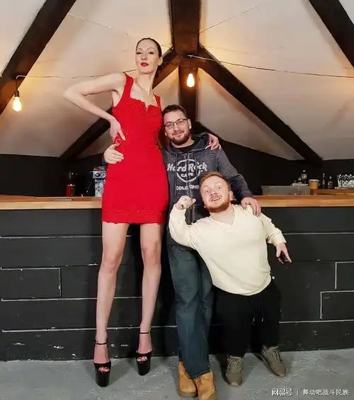 世界第一"女巨人"!俄罗斯女孩身高2米,穿47码鞋,单身至今
