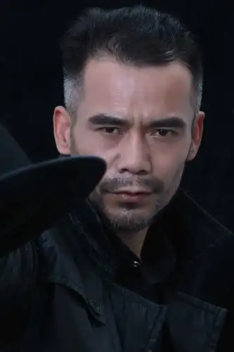 帅大叔任青安曝正装照片独特胡子造型强势圈粉