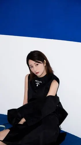 演员吕星辰受邀参加prada晚宴 探索时代舞台力量__凤凰网