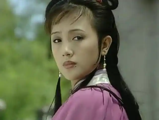 古装扮演的陶虹十分的俏皮可人,呆萌的眼神直击人心,所以很多人都对她