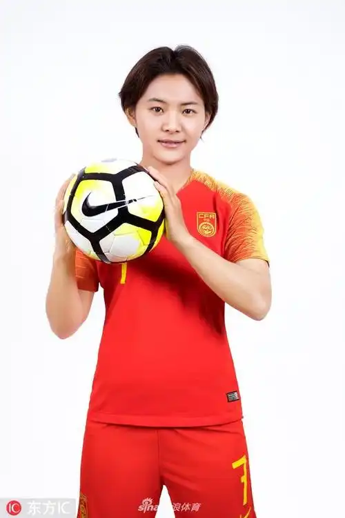 10           近日,王霜再披红色战袍拍摄写真,为中国女足点赞.