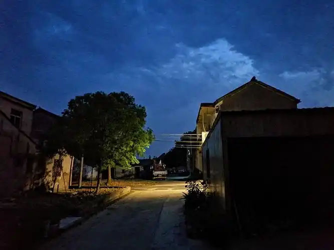 乡村夜色,绿树蓝天黑夜矮房,静谧平静生活气息