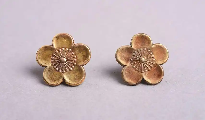 lot 5273 - 抗战时期罗卓英将军佩戴金领花一对.高约:1.6cm×2.