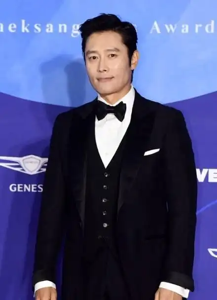 《阳光先生》李秉宪入围百想视帝-走红毯信心十足