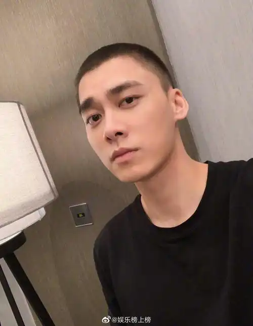 短发寸头vs长发,李易峰的不同发型你更喜欢哪一个呢?