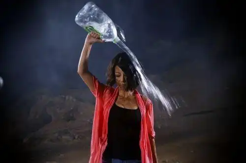 邓家佳《孤岛2》自泼五桶水湿身未叫苦