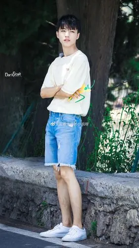 今天看了一个奇奇怪怪的热搜, 咳咳,没错那就是#王俊凯腿毛# 这样