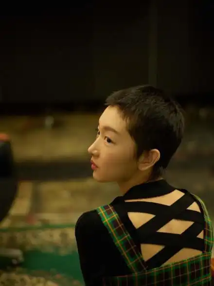 周冬雨寸头亮相!山楂树女孩的时尚蜕变