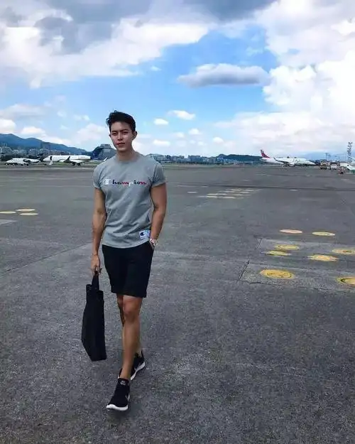 183cm高颜值肌肉模特引发舔屏,这身材,太劲爆了......_丰士超