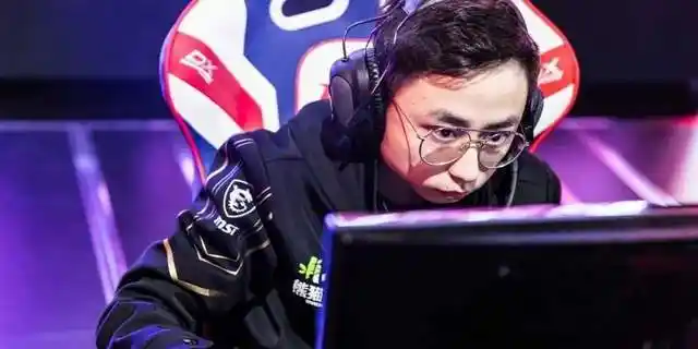 而反观krystal水晶哥,这名选手出道即为巅峰,在蛇队