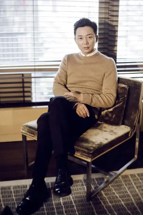 刘奕君展绅士品格 儒雅写真放射温柔魅力