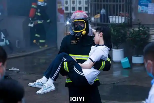 黄景瑜《他从火光中走来》3度搭救张婧仪萌生爱意 他公主抱她冲出火场