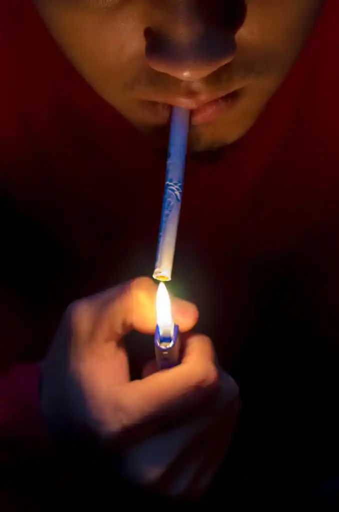 点燃的香烟,男子点燃香烟