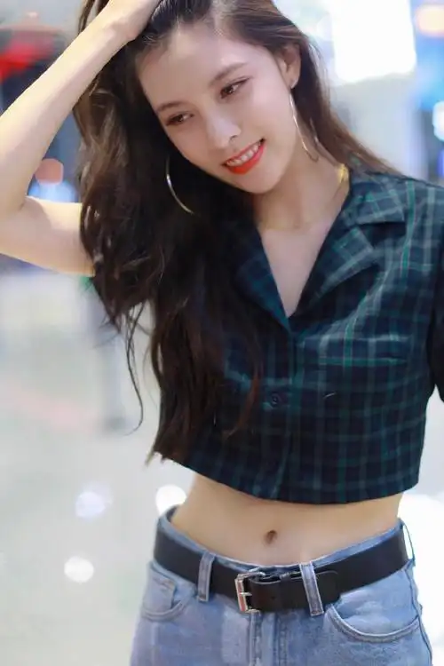 夏日女星齐秀露脐装宋妍霏迷人撩发杀lisa炫腹身形太优越