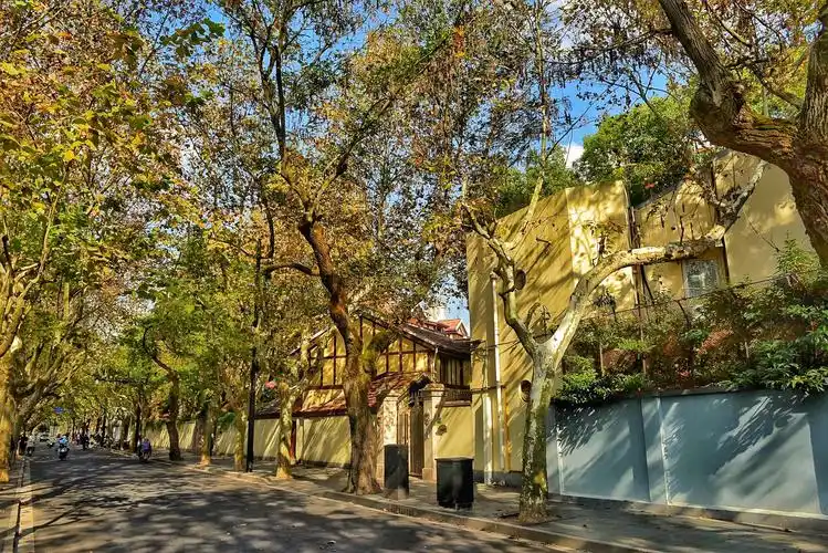 走在午后的武康路