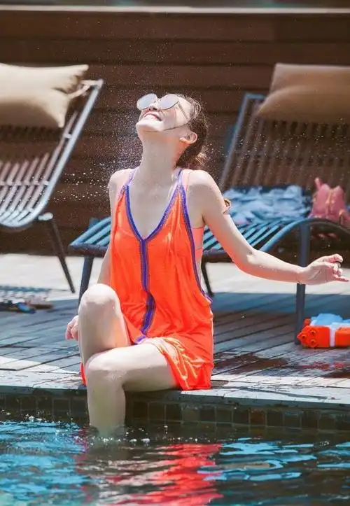 应采儿穿泳装性感迷人,这身材哪儿像阿姨了?魏大勋你是故意的!