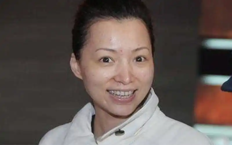 原来董卿的美都是假的?看到她的素颜后,网友:妆前妆后差距真大