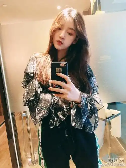 lol最美女解说rita晒自拍照网友小姐姐求翻牌