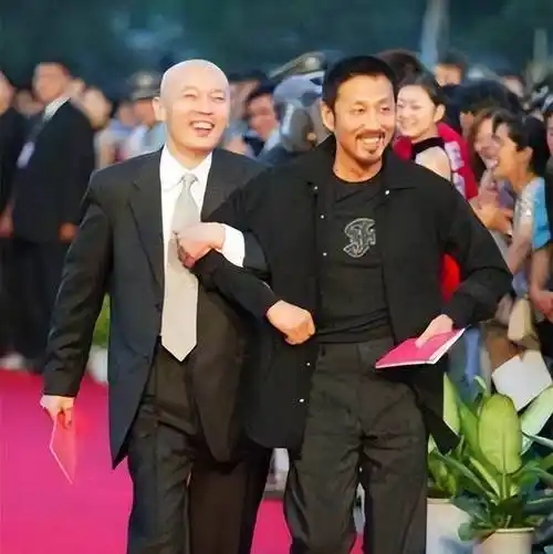 觉得片场里的都是同事,他觉得朋友交了是会伤到自己的,可葛优却除外