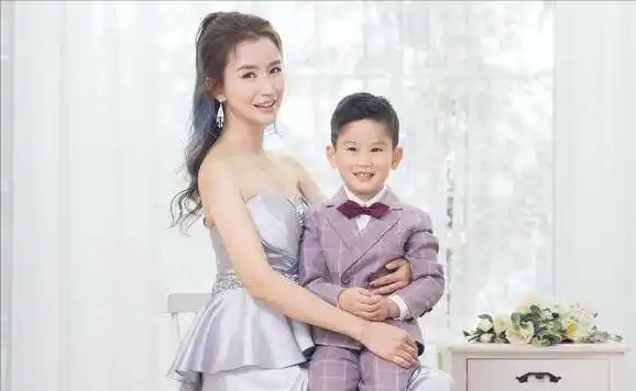 35岁两结两离引热议,首次回应称为了幸福,网友:男人身上捞来的_伏玟晓