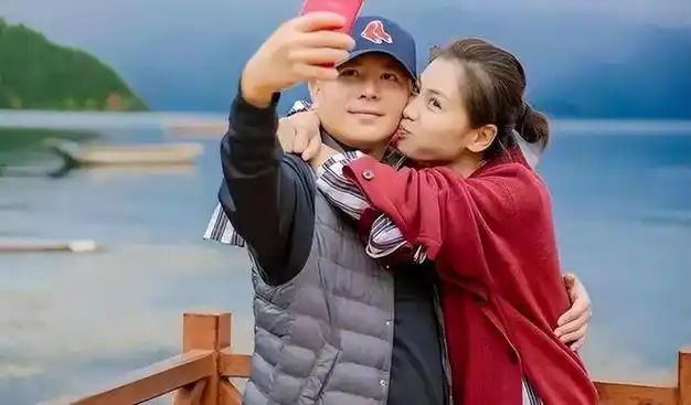 照片中,刘涛的一双儿女一起看书,一起睡着,一起玩耍,两人都和妈妈长得