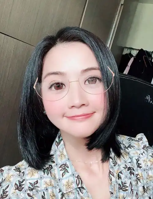 阿sa黑色齐肩短发网友主要看颜值你这样的啥颜色都好看