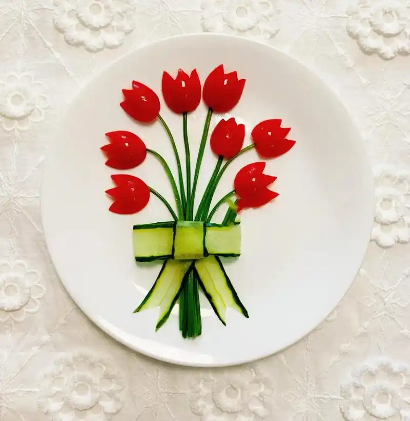 创意摆盘|郁金香花束水果拼盘～🌷 食材:小番茄,黄瓜,韭菜花 我的美
