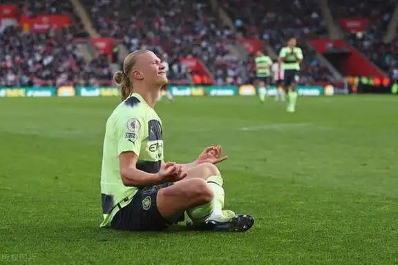 哈兰德完成英超30球,一细节现瓜帅端水技能,未来将面临艰难抉择