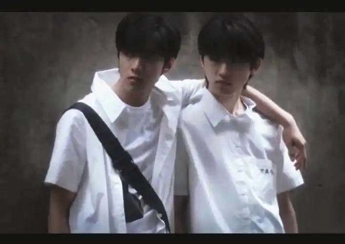 前几天逛微博刷到了猫的树拍的短篇主演是刘耀文x宋亚轩拍得很有氛围