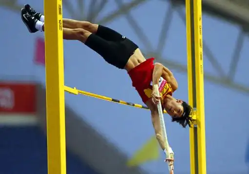 撑杆跳高运动员陈阳为山西夺得十三运首金