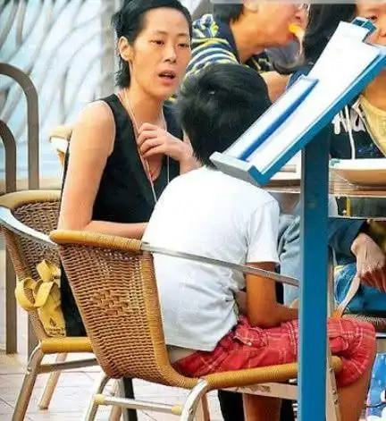 这位曾经的歌坛天后就是关淑怡,对年轻人来说或许陌生,但对于年龄稍长