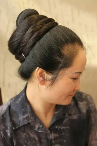 蔡娟的盘发发髻照(6)