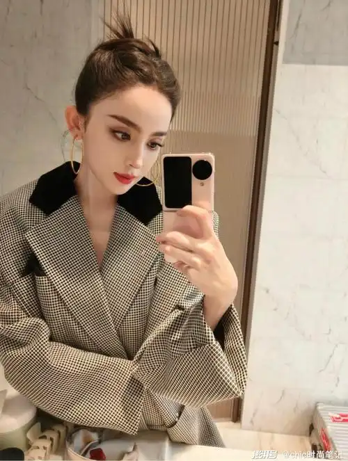 新晋红毯美神古力娜扎,私服穿搭时髦且精致,打造高级氛围感_澎湃号