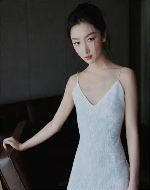 影后周冬雨:人前单纯小白兔,私下生活糜烂,不拉窗帘"玩游戏"