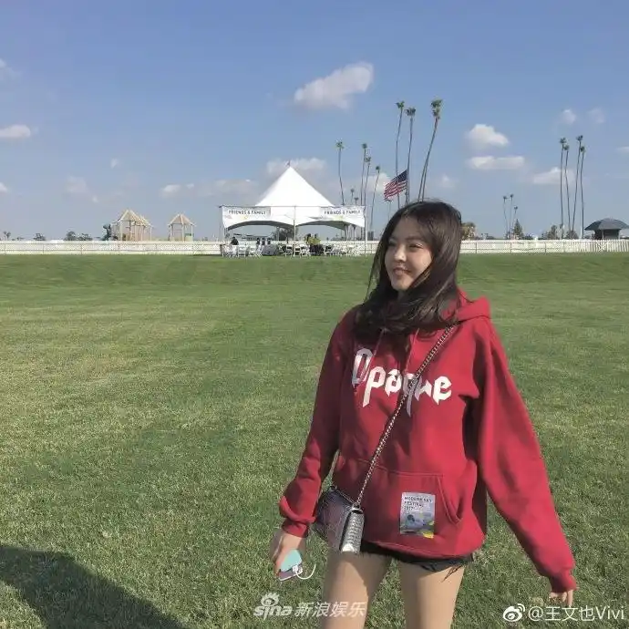 组图:王中磊女儿王文也偏爱"下衣失踪" 20岁少女长腿吸睛