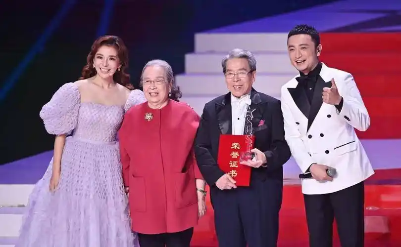 《星光大道》为百姓"装台"百姓就把他装在心里_节目_明星_舞台