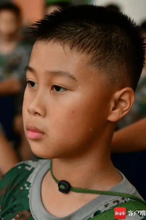 满头汗水的小"男子汉" 记者 陈卫东摄