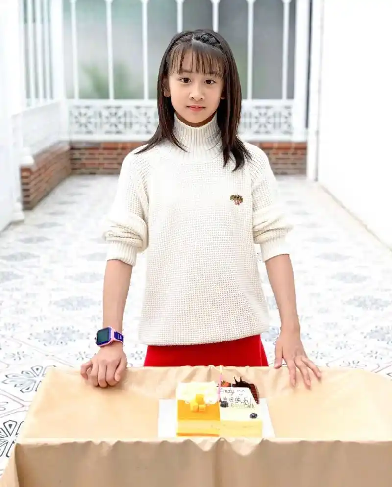 13岁多多和11岁森碟近照,风格已完全不同,少女风vs轻熟风