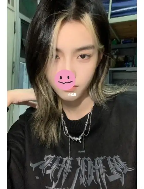 整体发型是高层次的会让头发看起来很蓬而且很好打理,可以根据自己的