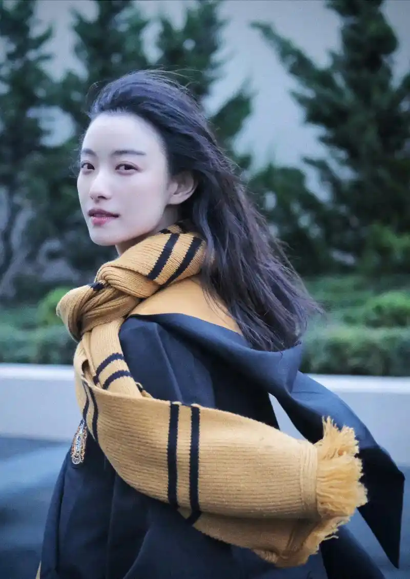 倪妮游玩环球影城plog##倪妮# 环球影城游客照,无论是随拍或路人着哪