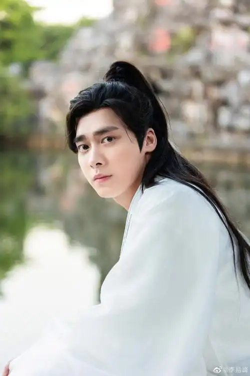 组图:良辰美景只差月饼!李易峰中秋晒《最后的赢家》白衣古装照